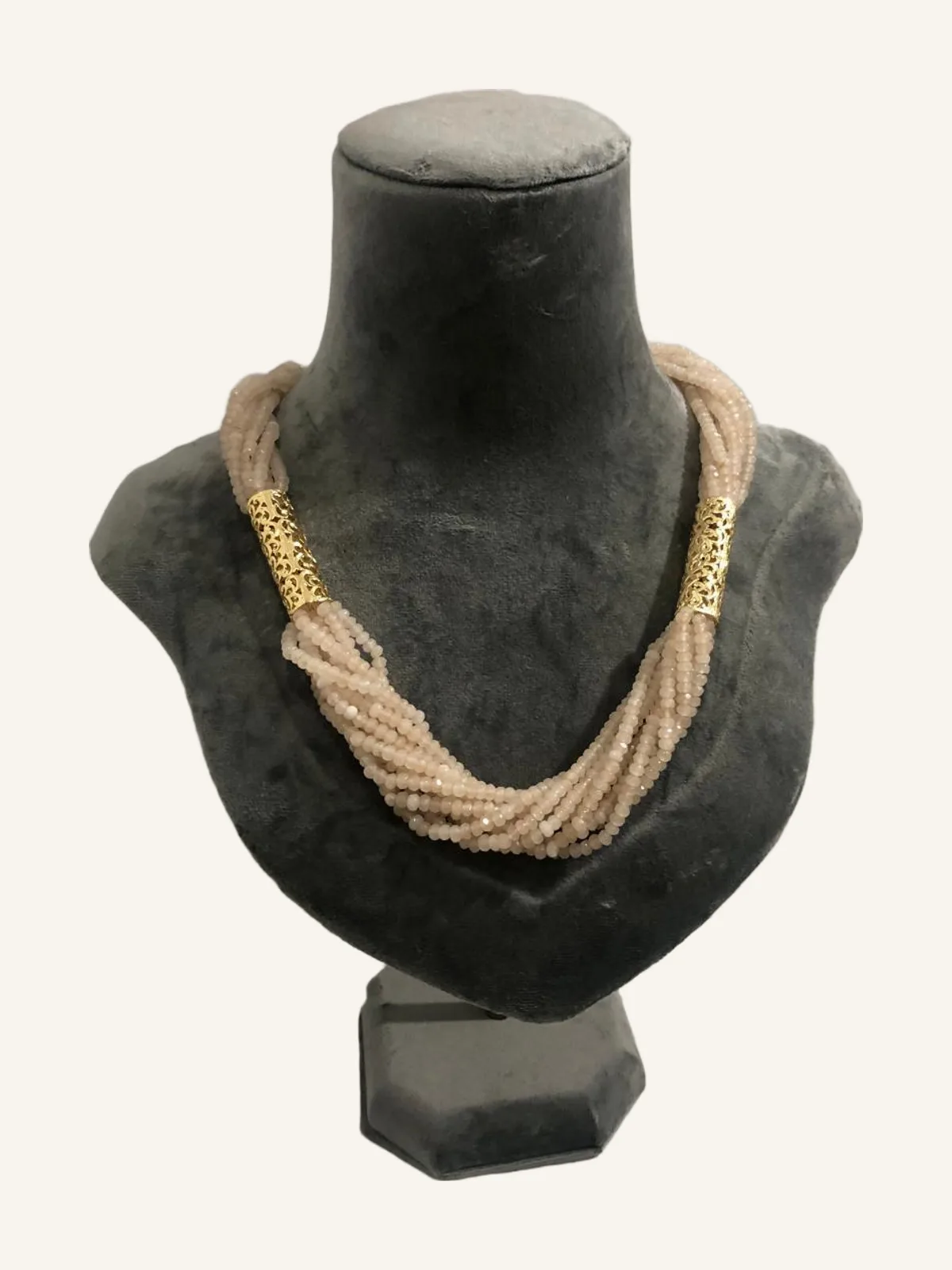قلادة من حجر القمر