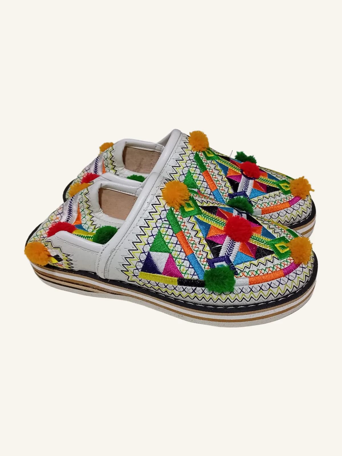 Idoukane de Tafraout – Babouches Traditionnelles Blanc avec Pompons – Fait Main