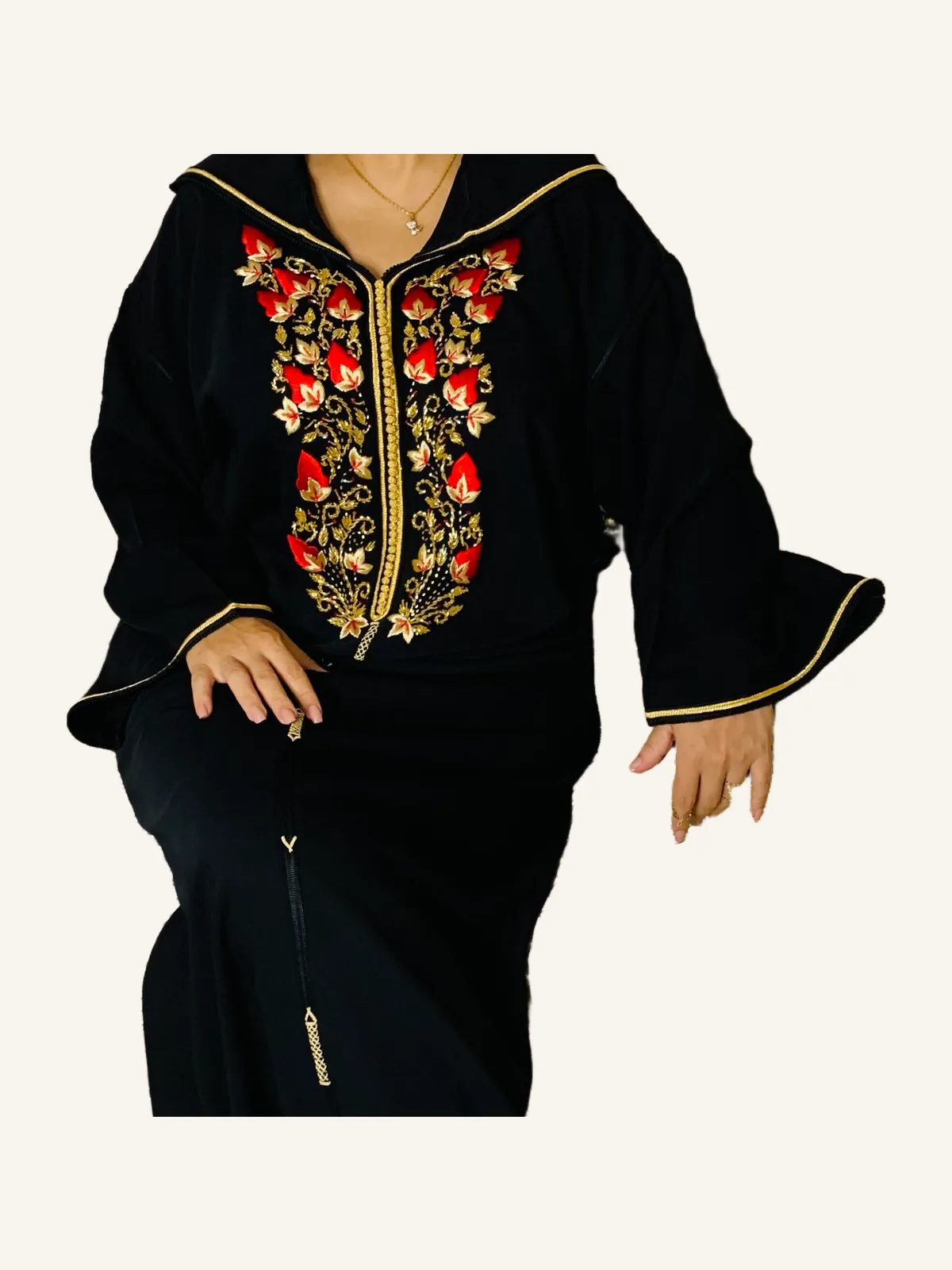 جلابة مغربية سوداء مع زهرة حمراء