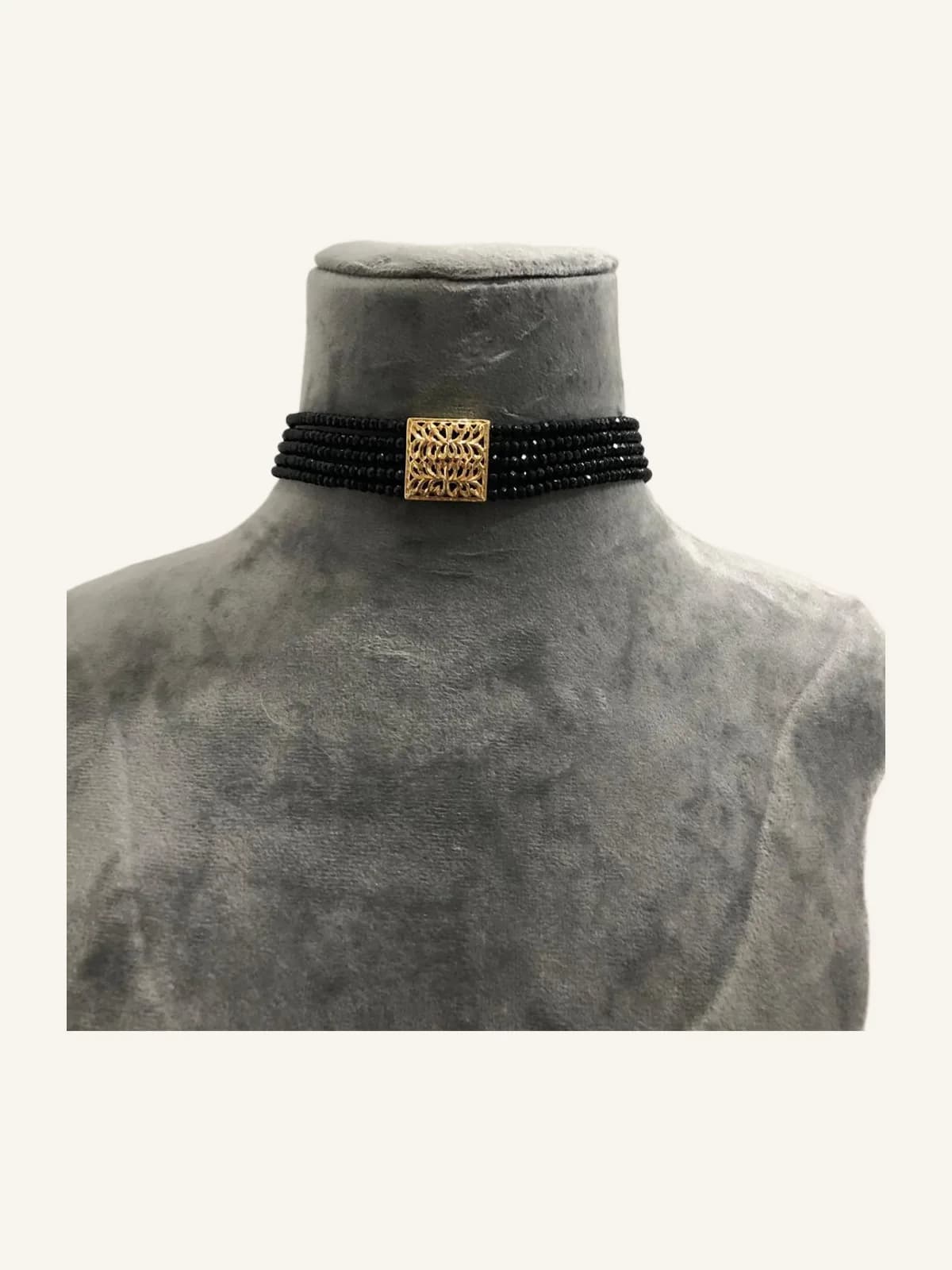 Le collier minutieux "Layali Al Onyx"